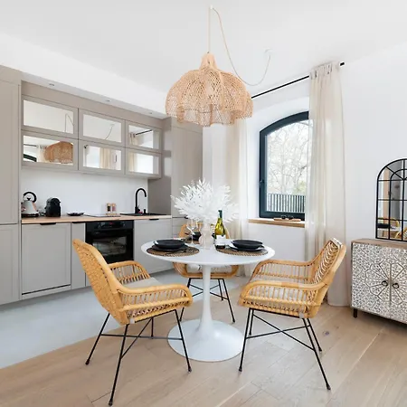 Downtown - Parking & Balcony - By Rentujemy Apartman